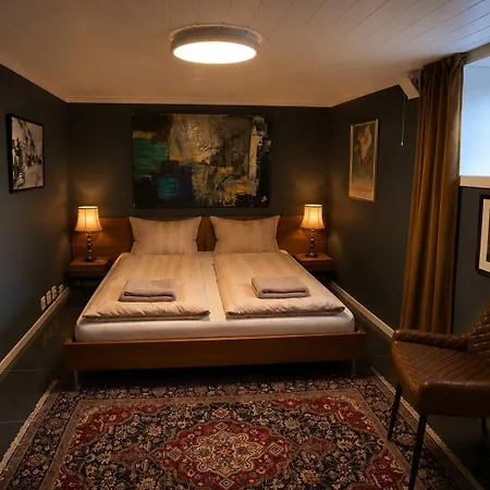 Stort Hus Med Hage Og Bekk, 5 Soverom, 8 Min Til Sentrum بيت للعطل *